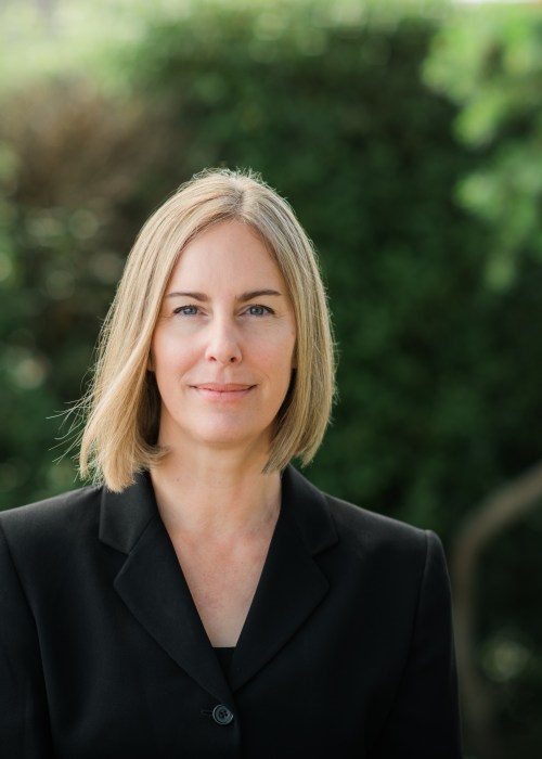 Author photo Elizabeth Singer Hunt, photo credit Clara Lu